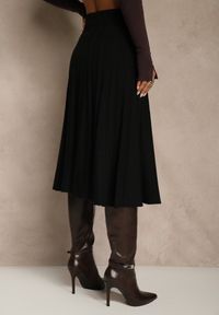 Renee - Czarna Dzianinowa Spódnica Plisowana o Rozkloszowanym Kroju Tuswia. Okazja: na co dzień. Stan: podwyższony. Kolor: czarny. Materiał: dzianina. Wzór: aplikacja. Styl: klasyczny, casual #5