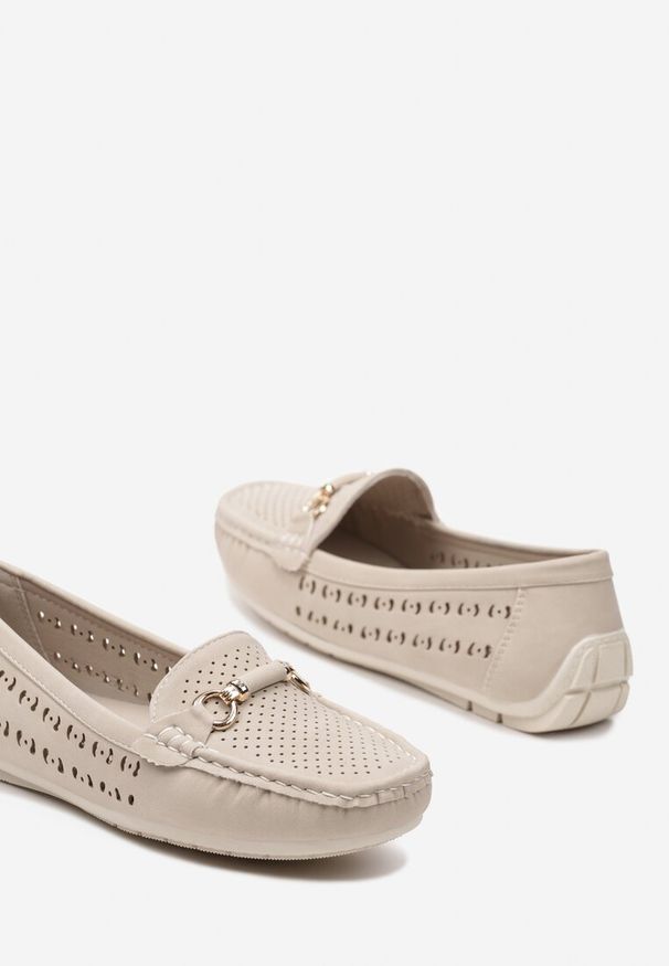 Renee - Beżowe Mokasyny Ażurowe z Metalową Aplikacją Carpasia. Okazja: na co dzień. Kolor: beżowy. Materiał: materiał, len. Wzór: ażurowy, aplikacja. Obcas: na obcasie. Styl: elegancki, casual. Wysokość obcasa: niski