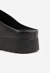 Renee - Czarne Klapki w Stylu Chunky na Platformie z Szerokim Paskiem Banoria. Okazja: na co dzień. Kolor: czarny. Materiał: jeans. Sezon: lato. Obcas: na platformie. Styl: street, casual #8