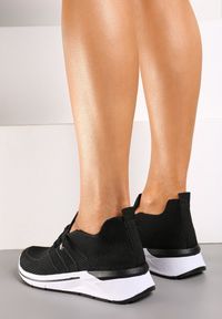 Born2be - Czarne Buty Sportowe Inagia. Nosek buta: okrągły. Zapięcie: bez zapięcia. Kolor: czarny. Materiał: materiał. Szerokość cholewki: normalna #2