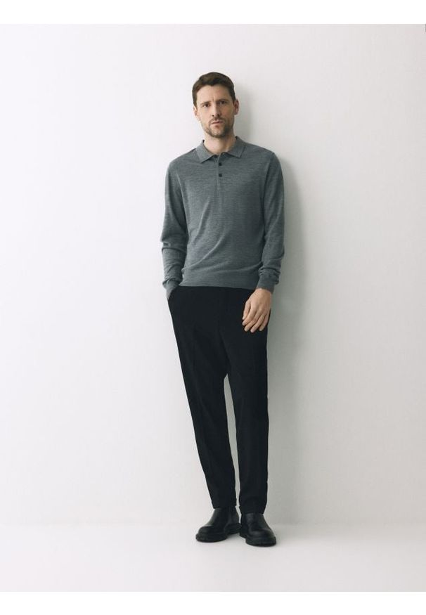 Reserved - Wełniany sweter polo - ciemnoszary. Typ kołnierza: polo. Kolor: szary. Materiał: wełna