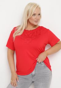 Born2be - Czerwony Klasyczny T-shirt z Koronką przy Dekolcie Fioma. Okazja: na spotkanie biznesowe. Kolor: czerwony. Materiał: koronka. Wzór: koronka. Styl: klasyczny #4
