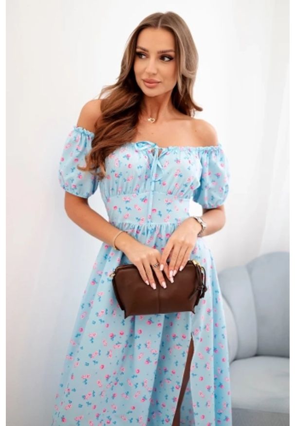 Kesi Włoski - Sukienka damska maxi w kwiaty z bufkami niebieska. Okazja: na spacer. Kolor: niebieski. Materiał: materiał, poliester, elastan. Wzór: kwiaty. Sezon: lato. Typ sukienki: rozkloszowane. Styl: wakacyjny. Długość: maxi