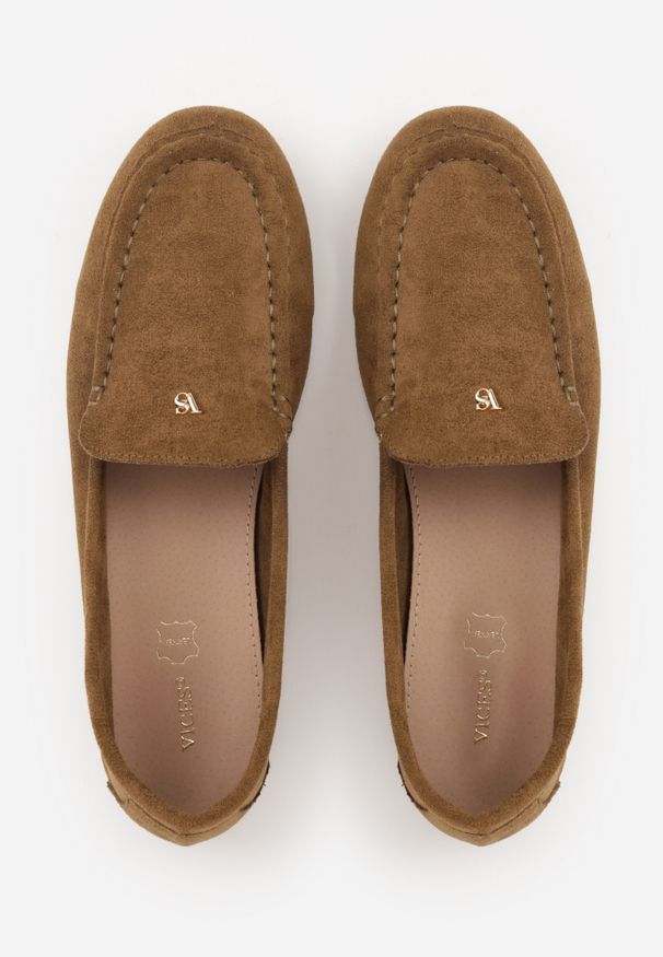 Renee - Ciemnobeżowe Mokasyny VICES z Wkładką ze Skóry Naturalnej i Metalicznym Elementem Alcimene. Nosek buta: okrągły. Kolor: beżowy. Materiał: skóra. Obcas: na obcasie. Wysokość obcasa: niski