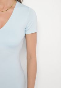 Born2be - Jasnoniebieska Sukienka Dopasowana Bodycon z Dekoltem w Serek Efricene. Okazja: na co dzień. Typ kołnierza: dekolt w serek. Kolor: niebieski. Materiał: jeans. Długość rękawa: krótki rękaw. Typ sukienki: bodycon. Styl: klasyczny, casual #3