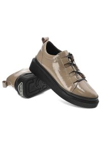 Beżowe Sneakersy Ravini Wygodne Buty Damskie. Okazja: na uczelnię. Zapięcie: sznurówki. Kolor: beżowy. Materiał: lakier, skóra. Szerokość cholewki: normalna. Obcas: na platformie