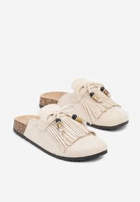 Born2be - Beżowe Klapki Mule z Imitacji Zamszu Zdobione Koralikami i Frędzlami Elwedena. Kolor: beżowy. Materiał: zamsz. Wzór: aplikacja. Styl: klasyczny, elegancki, boho #6