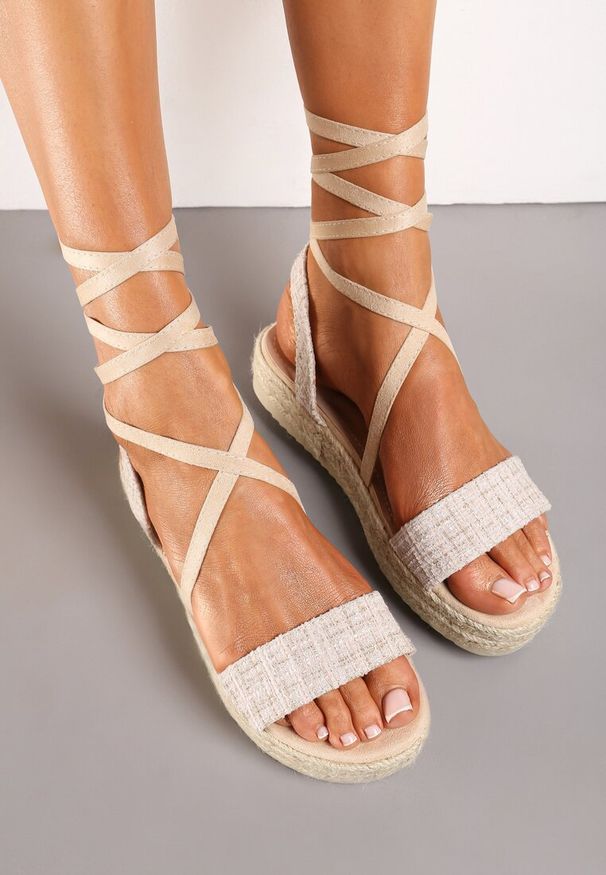 Renee - Beżowe Sandały na Niskiej Platformie z Plecionki i Ozdobnymi Sznureczkami Dazella. Okazja: na spacer. Kolor: beżowy. Sezon: lato. Obcas: na platformie. Styl: boho, elegancki