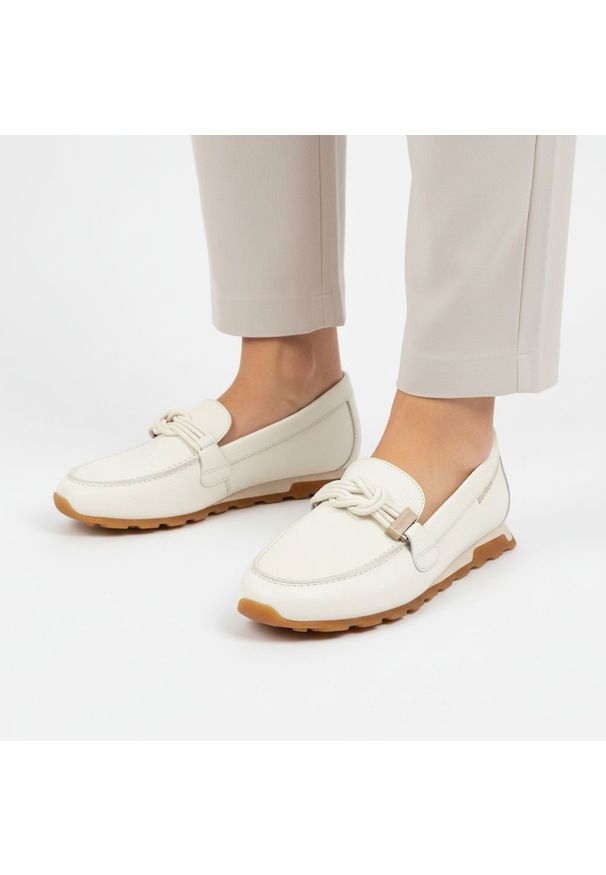 Półbuty damskie Hispanitas, ze skóry naturalnej z wsuwanym krojem oraz zaokrąglonym noskiem, białe, HV264662 Bolero-V26 Panna. Okazja: na co dzień. Kolor: biały. Materiał: skóra. Sezon: wiosna, lato. Styl: casual, klasyczny