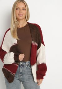 Born2be - Bordowy Kardigan z Wełną i Wiskozą w Patchworkowe Łaty Fesunesa. Okazja: na co dzień. Kolor: czerwony. Materiał: wełna, wiskoza. Styl: klasyczny, casual