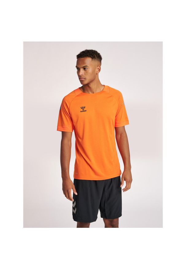 Strój kąpielowy Hummel Lead Poly. Kolor: pomarańczowy, wielokolorowy, żółty. Materiał: poliester, materiał. Wzór: nadruk. Sport: piłka nożna