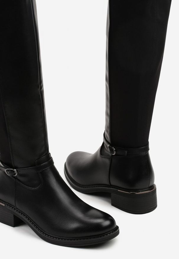 Born2be - Czarne Kozaki w Stylu Oficerek Ozdobione Klamrą Eselia. Okazja: na co dzień. Zapięcie: klamry. Kolor: czarny. Materiał: jeans. Wzór: aplikacja. Styl: casual, elegancki