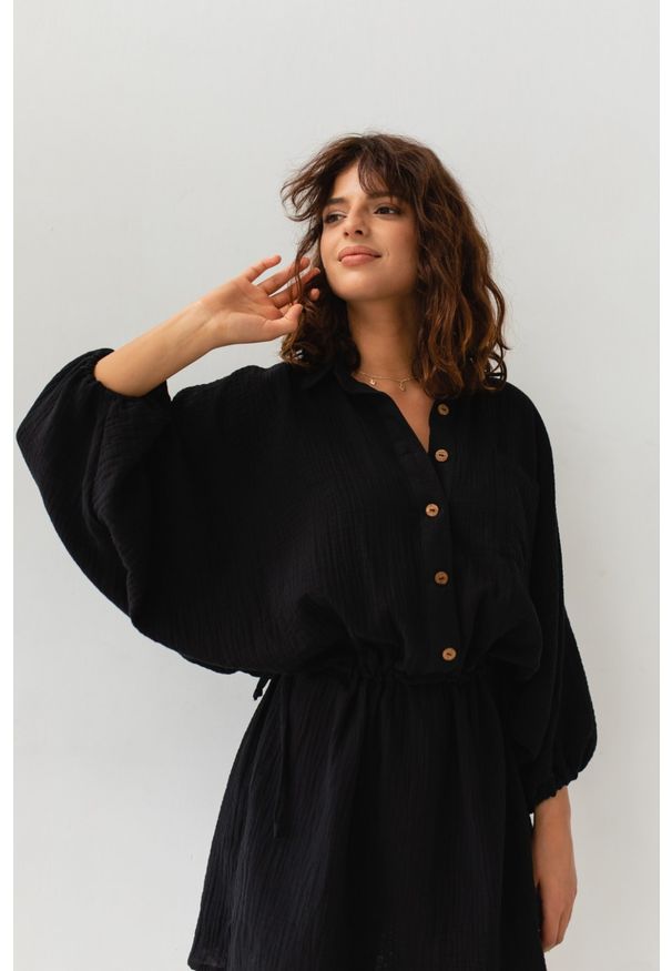 Marsala - Sukienka typu kimono z muślinu w kolorze czarnym - SAVANNAH BLACK BY MARSALA. Kolor: czarny. Materiał: bawełna. Sezon: wiosna, lato. Typ sukienki: proste