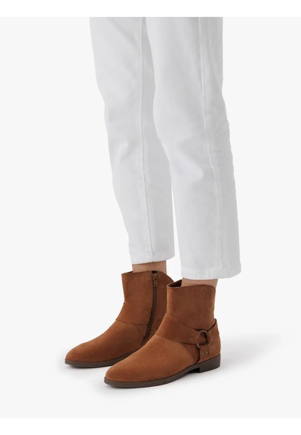 Ryłko - Rude botki kowbojki biker boots. Wysokość cholewki: za kostkę. Nosek buta: okrągły. Zapięcie: zamek. Kolor: beżowy. Materiał: skóra, welur. Szerokość cholewki: normalna. Obcas: na obcasie. Styl: klasyczny, street