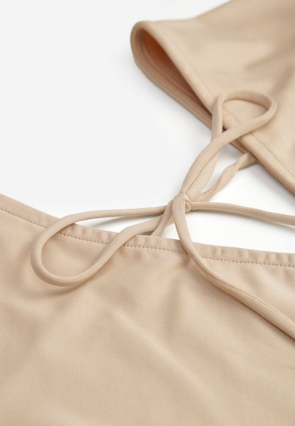 Born2be - Beżowy Długi Kombinezon z Kopertowym Dekoltem i Ozdobnym Wiązaniem Abrarani. Okazja: na spotkanie biznesowe. Kolor: beżowy. Długość: długie. Styl: elegancki, biznesowy