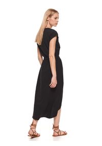 TOP SECRET - Bawełniana sukienka midi. Kolor: czarny. Materiał: bawełna. Długość rękawa: krótki rękaw. Typ sukienki: kopertowe. Długość: midi #4