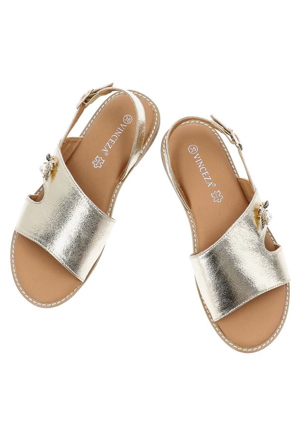 Złote Sandały Vinceza Lekkie Obuwie Damskie Z Broszką. Okazja: na co dzień, na spacer. Zapięcie: pasek. Kolor: złoty. Wzór: aplikacja. Sezon: lato. Obcas: na płaskiej podeszwie. Styl: casual