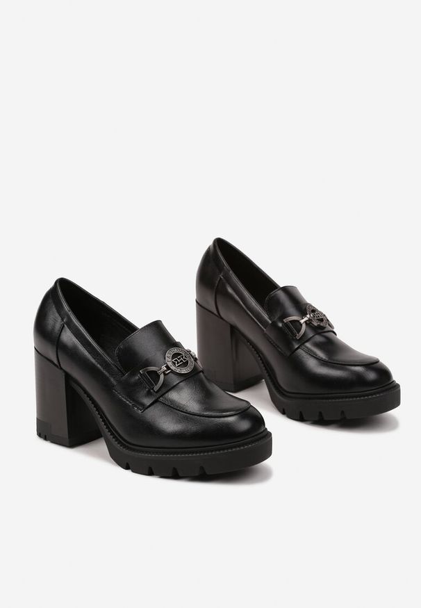 Renee - Czarne Półbuty w Stylu Loafersów na Słupkowym Obcasie Felindria. Okazja: na co dzień. Kolor: czarny. Materiał: jeans. Wzór: aplikacja. Obcas: na obcasie. Styl: casual, elegancki. Wysokość obcasa: średni