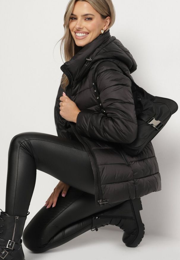 Born2be - Czarna Pikowana Kurtka z Odpinanym Kapturem Laolani. Okazja: na co dzień, na spacer. Kolor: czarny. Materiał: jeans. Styl: klasyczny, casual