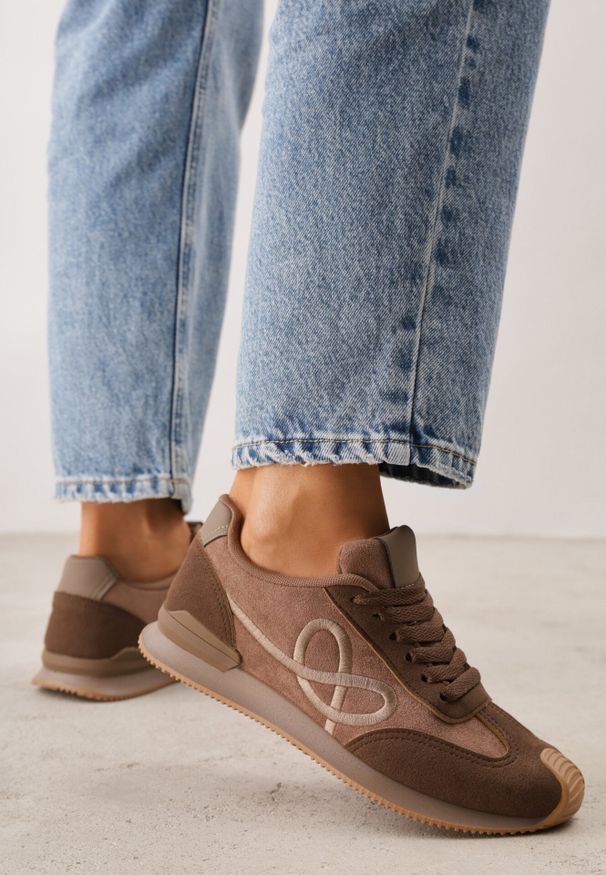 Born2be - Brązowe Sneakersy Ozdobione Geometrycznym Motywem Sameen. Okazja: na co dzień, na spacer. Kolor: brązowy. Materiał: jeans. Wzór: aplikacja, geometria. Sport: turystyka piesza