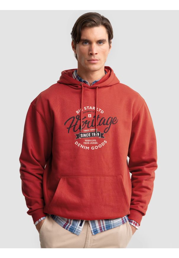 Big-Star - Bluza męska z kapturem z nadrukiem ceglasta Herity 704. Okazja: na co dzień. Typ kołnierza: kaptur. Kolor: czerwony. Materiał: jeans, dzianina. Wzór: nadruk. Styl: casual