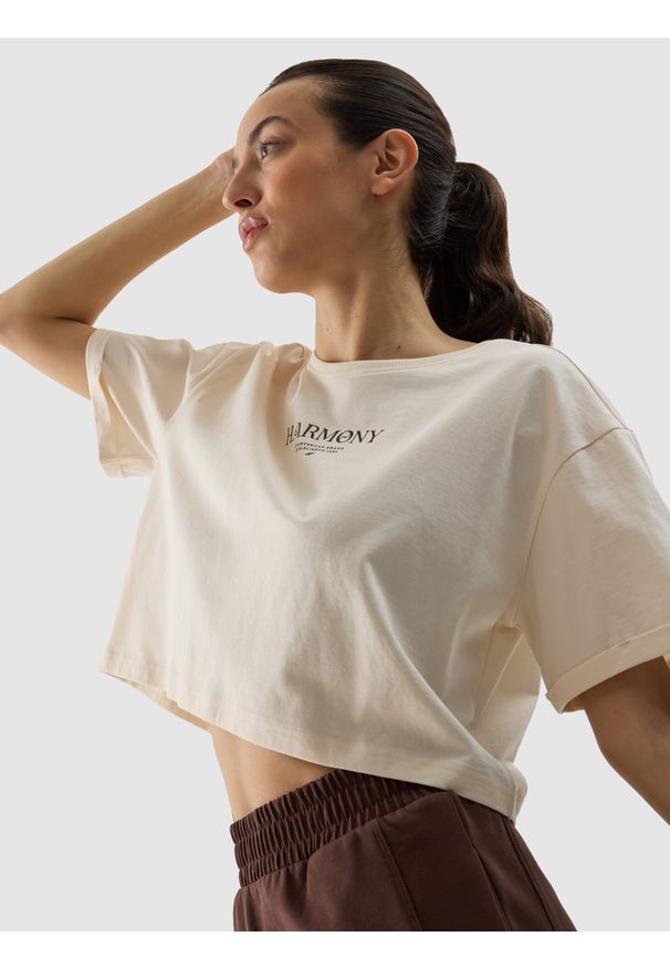 4f - 4F T-shirt crop top z nadrukiem damski - kremowy L. Okazja: na co dzień. Kolor: beżowy. Materiał: dzianina, bawełna, jersey. Długość rękawa: krótki rękaw. Wzór: nadruk. Sezon: lato. Styl: sportowy, casual
