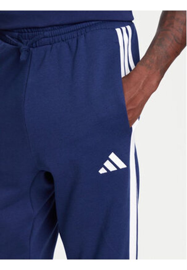 Adidas - adidas Spodnie dresowe Essentials 3-Stripes JD1859 Niebieski Regular Fit. Kolor: niebieski. Materiał: bawełna