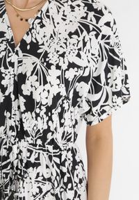 Born2be - Czarno-Biała Sukienka Gertisa. Okazja: na co dzień. Typ kołnierza: dekolt w serek, kołnierz z falbankami. Kolor: biały. Materiał: wiskoza. Długość rękawa: krótki rękaw. Wzór: kwiaty. Styl: casual, elegancki #5