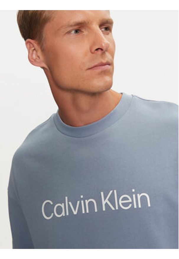 Calvin Klein Bluza Hero Logo K10K112956 Niebieski Comfort Fit. Kolor: niebieski. Materiał: bawełna