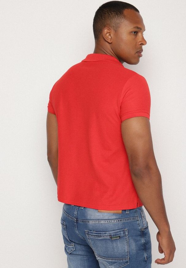 Born2be - Czerwony T-shirt Polo z Bawełną Fodelira. Okazja: na co dzień. Typ kołnierza: polo. Kolor: czerwony. Materiał: bawełna. Styl: klasyczny, casual, elegancki