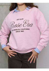 Sinsay - Bluza crewneck z haftowanym napisem - różowy. Kolor: różowy. Wzór: napisy, haft #1