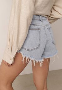 Born2be - Niebieskie Szorty Jeansowe z Bawełną i Wysokim Stanem Ozdobione Postrzępieniem Stineans. Okazja: na co dzień, na spacer. Stan: podwyższony. Kolor: niebieski. Materiał: bawełna, jeans. Wzór: aplikacja. Styl: elegancki, klasyczny, casual #5