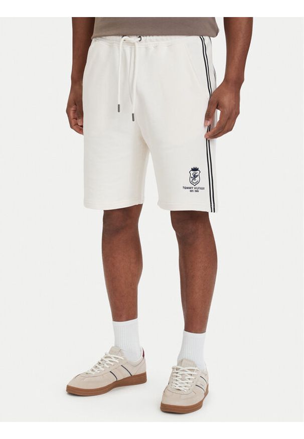 TOMMY HILFIGER - Tommy Hilfiger Szorty sportowe Crest Embroidery MW0MW42878 Beżowy jasny Relaxed Fit. Kolor: beżowy. Materiał: bawełna. Styl: sportowy