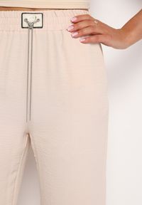 Born2be - Beżowe Spodnie Szerokie z Gumką w Pasie z Ozdobnym Łańcuszkiem Istaria. Okazja: na co dzień. Kolor: beżowy. Styl: casual #4