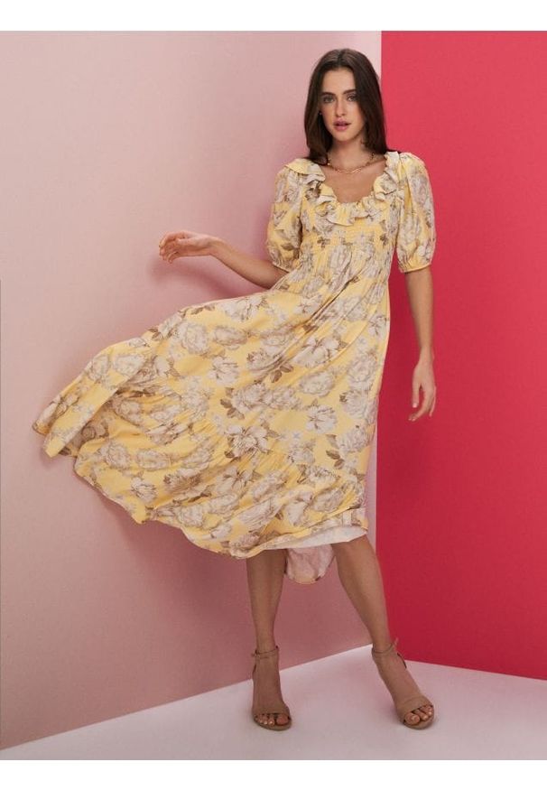 Sinsay - Wiskozowa sukienka midi z bufiastymi rękawami i marszczeniem - wielobarwny. Materiał: wiskoza. Długość: midi