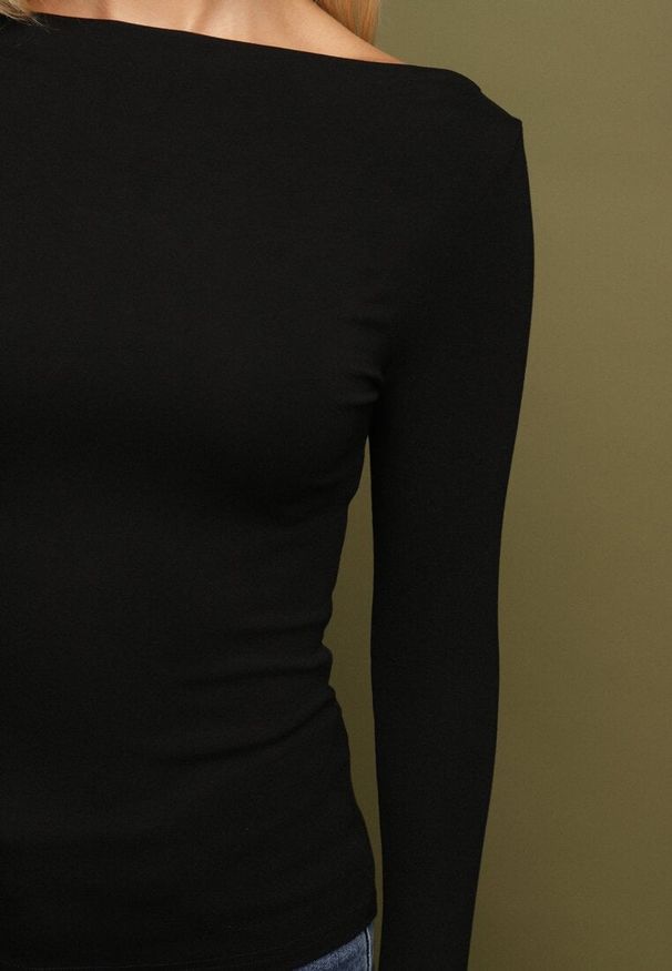 Born2be - Czarna Bluzka z Wiskozy z Długim Rękawem i Dekoltem w Kształcie Łódki Gelmiria. Okazja: na co dzień. Kolor: czarny. Materiał: wiskoza. Długość rękawa: długi rękaw. Długość: długie. Styl: casual