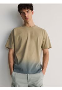 Reserved - T-shirt regular fit - oliwkowy. Kolor: oliwkowy. Materiał: dzianina, bawełna