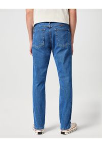 Wrangler - MĘSKIE SPODNIE JEANSOWE WRANGLER RUSTLER SLIM INDIGO MID W10ERC81D 112342563. Okazja: na co dzień. Sezon: lato. Styl: klasyczny, casual, elegancki #4