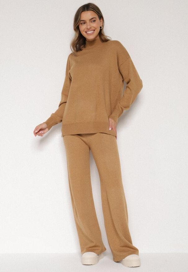 Born2be - Beżowy Dzianinowy Komplet z Bawełną i Wełną Szerokie Spodnie i Sweter Golf Valefessa. Kolor: beżowy. Materiał: dzianina, wełna, bawełna. Wzór: aplikacja. Sport: golf