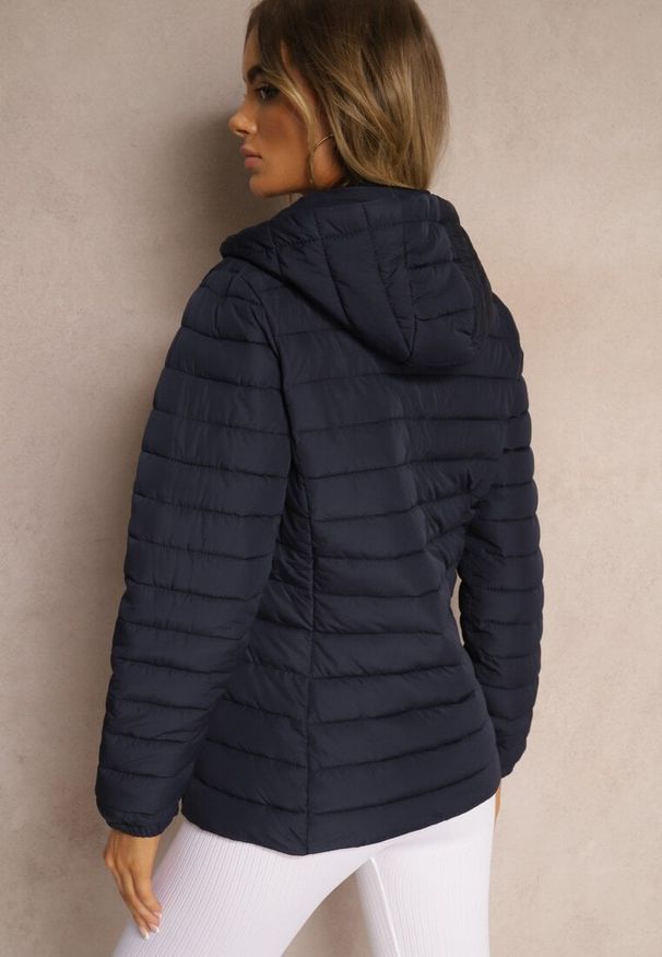 Renee - Granatowa Kurtka Ozdobiona Pikowaniem Wykończona Sznurkami i Kapturem Mivissa. Okazja: na co dzień, na spacer. Kolor: niebieski. Materiał: jeans. Wzór: aplikacja. Styl: casual, elegancki