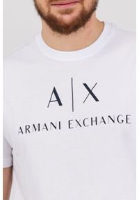 Armani Exchange - ARMANI EXCHANGE Biały t-shirt męski z czarnym logo. Kolor: biały. Materiał: prążkowany