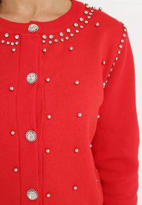 Born2be - Czerwony Wiskozowy Sweter z Ozdobnymi Guzikami Cyrkoniami i Metalicznymi Koralikami Leopoldi. Kolor: czerwony. Materiał: wiskoza. Długość rękawa: długi rękaw. Długość: długie #4