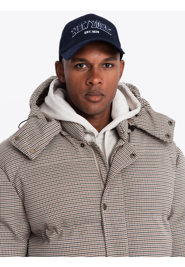 Ombre Clothing - Mocno ocieplana męska kurtka typu puffer w pepitkę – brązowa V1 OM-JAHP-0174 - XXL. Typ kołnierza: kołnierzyk stójkowy. Kolor: brązowy. Materiał: materiał, poliester, skóra, syntetyk. Długość: długie. Wzór: aplikacja