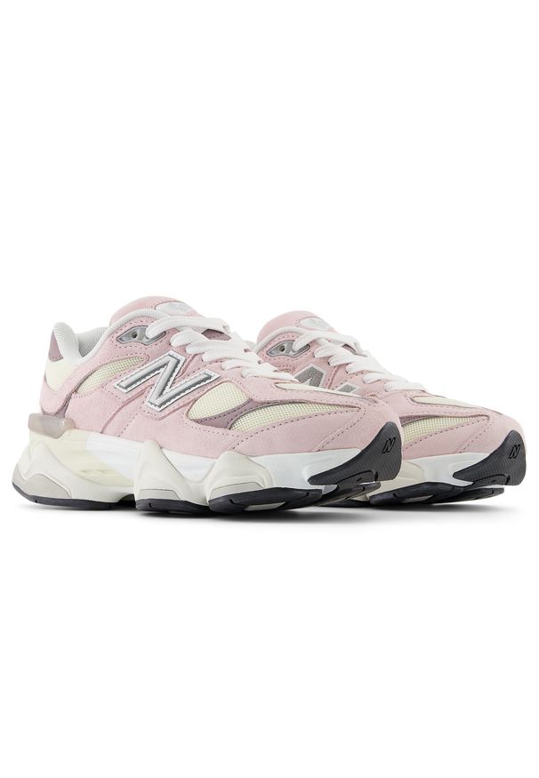 Buty dziecięce New Balance GC9060BE – różowe. Okazja: na uczelnię, na co dzień. Kolor: różowy. Materiał: zamsz, guma. Szerokość cholewki: normalna. Sport: turystyka piesza
