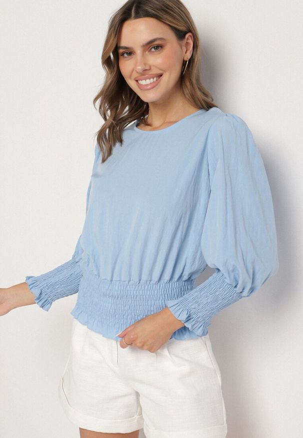 Born2be - Niebieska Bluzka z Wiskozą i Ściągaczami Velio. Okazja: na co dzień, na spotkanie biznesowe. Kolor: niebieski. Materiał: wiskoza. Styl: casual, elegancki, biznesowy