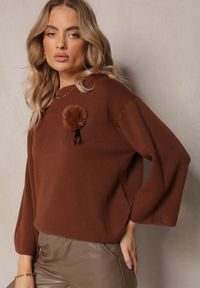 Renee - Brązowy Sweter Ozdobiony Pluszową Broszką Carrei. Kolor: brązowy. Wzór: aplikacja. Sezon: jesień, zima #5