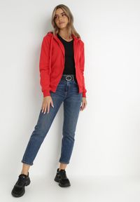 Born2be - Czerwona Bluza z Kapturem Zapinana na Suwak Bran. Okazja: na co dzień, na spacer. Typ kołnierza: kaptur. Kolor: czerwony. Materiał: materiał. Długość rękawa: długi rękaw. Długość: długie. Styl: elegancki, casual #5