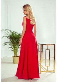 Numoco - Długa sukienka na wesele rozkloszowana na ramiączkach czerwona. Okazja: na ślub cywilny, na wesele. Kolor: czerwony. Długość rękawa: na ramiączkach. Długość: maxi