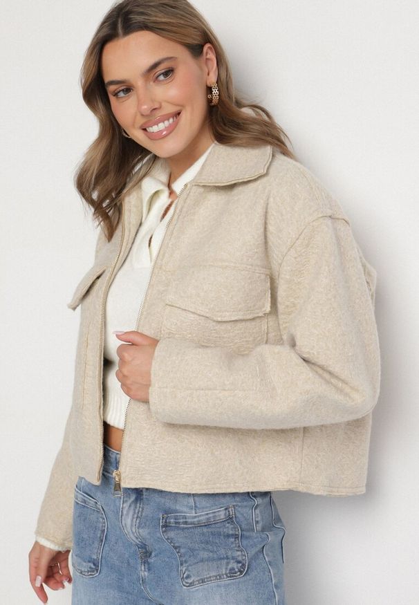 Born2be - Beżowa Pudełkowa Kurtka z Kołnierzykiem i Kieszeniami o Krótkim Fasonie Neliella. Okazja: na co dzień. Kolor: beżowy. Materiał: jeans. Długość: krótkie. Styl: casual, elegancki