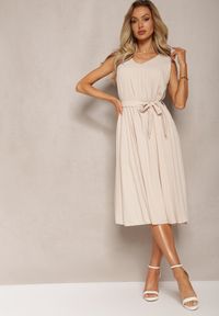 Renee - Beżowa Plisowana Sukienka Midi z Plisami na Dole i Paskiem w Talii Wrensilva. Kolor: beżowy. Materiał: materiał. Styl: elegancki. Długość: midi